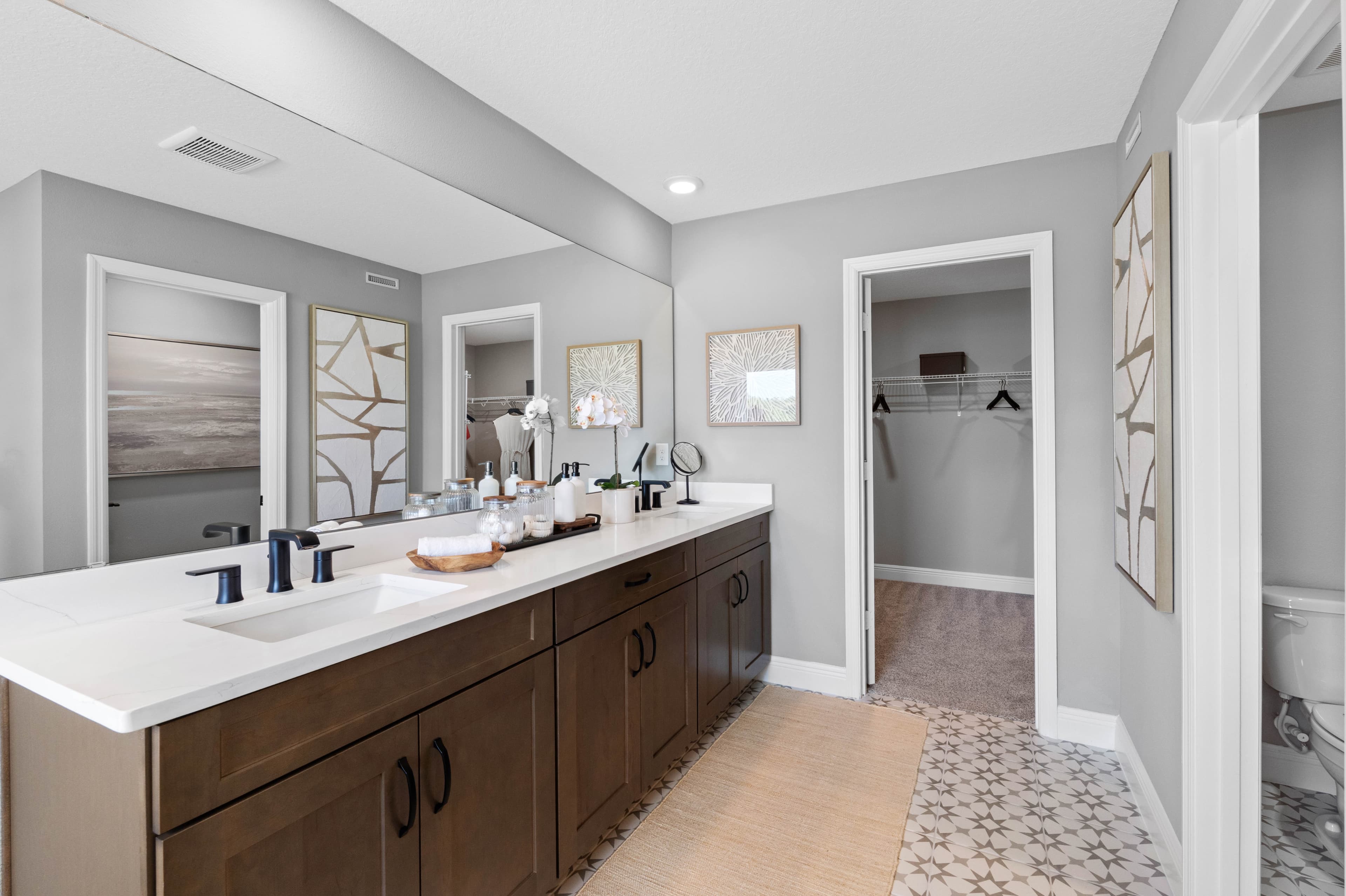 dual sink vanity access with the closet