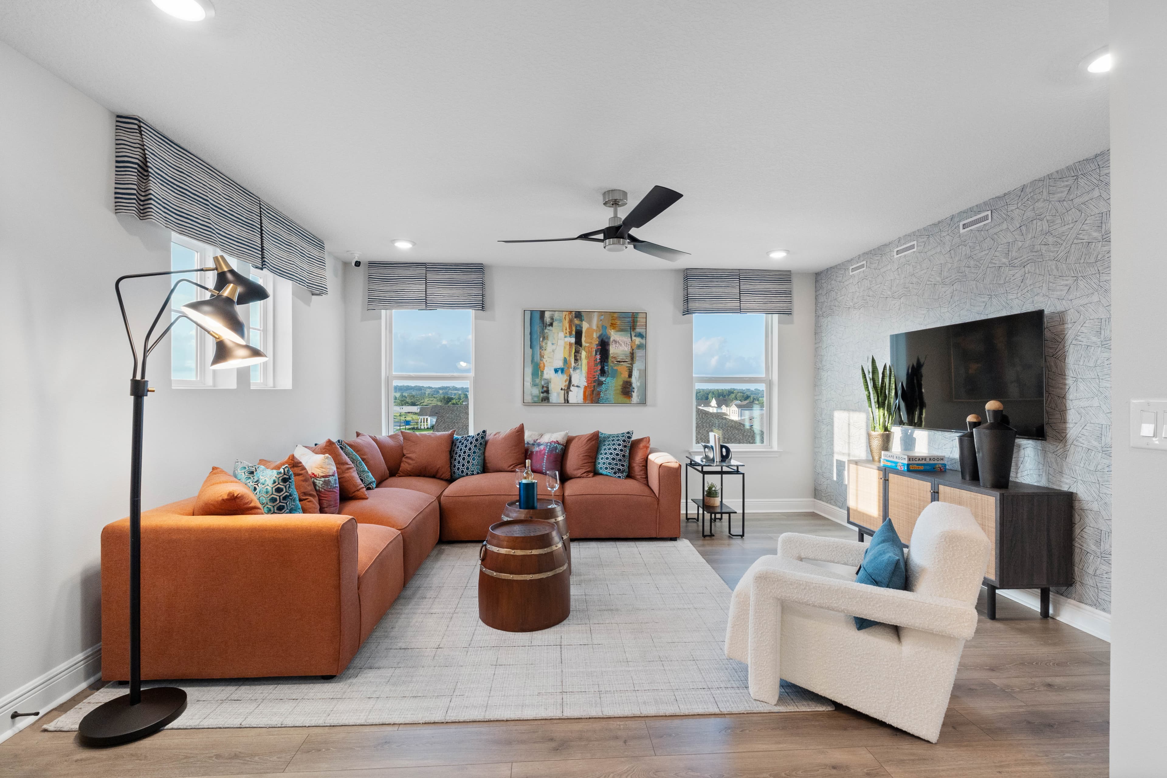 room with multiple windows 