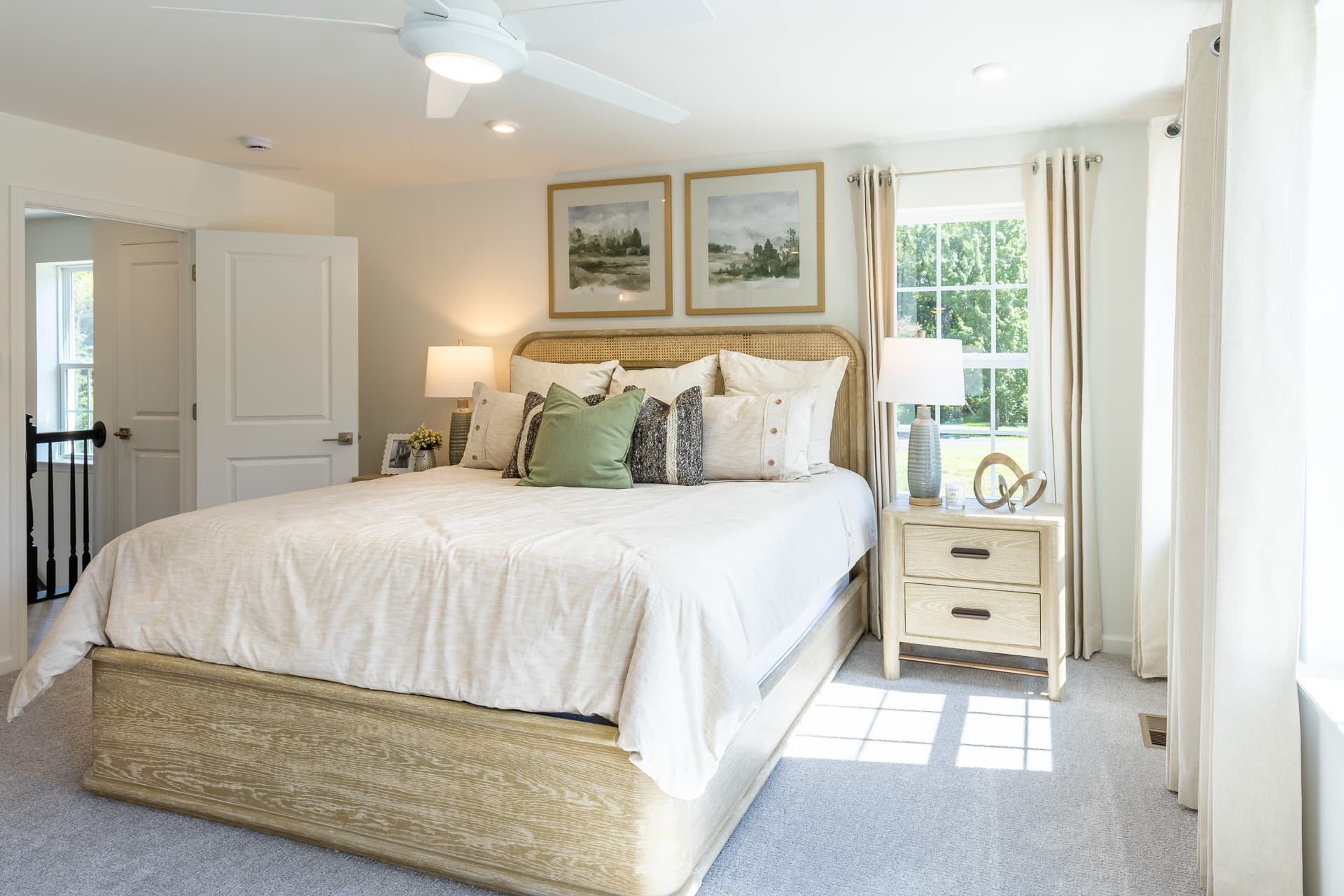 primary suite with a king-sized bed
