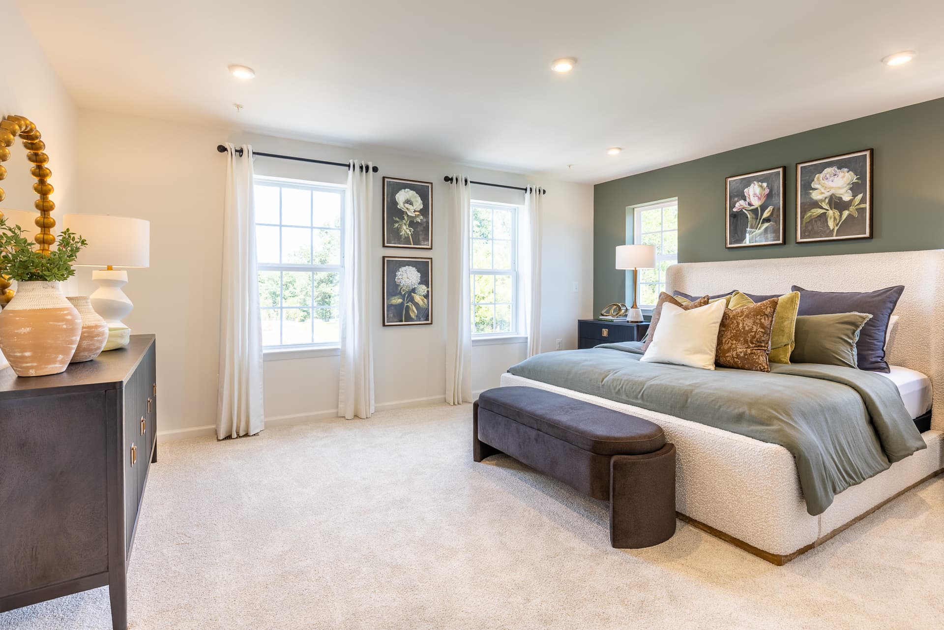primary suite with a king-sized bed