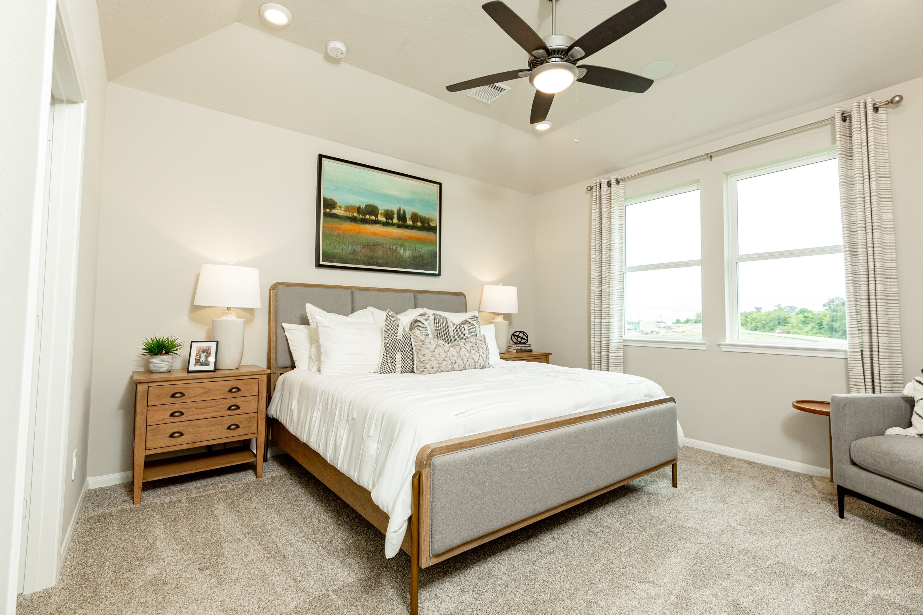 primary bedroom with carpet and ceiling fan