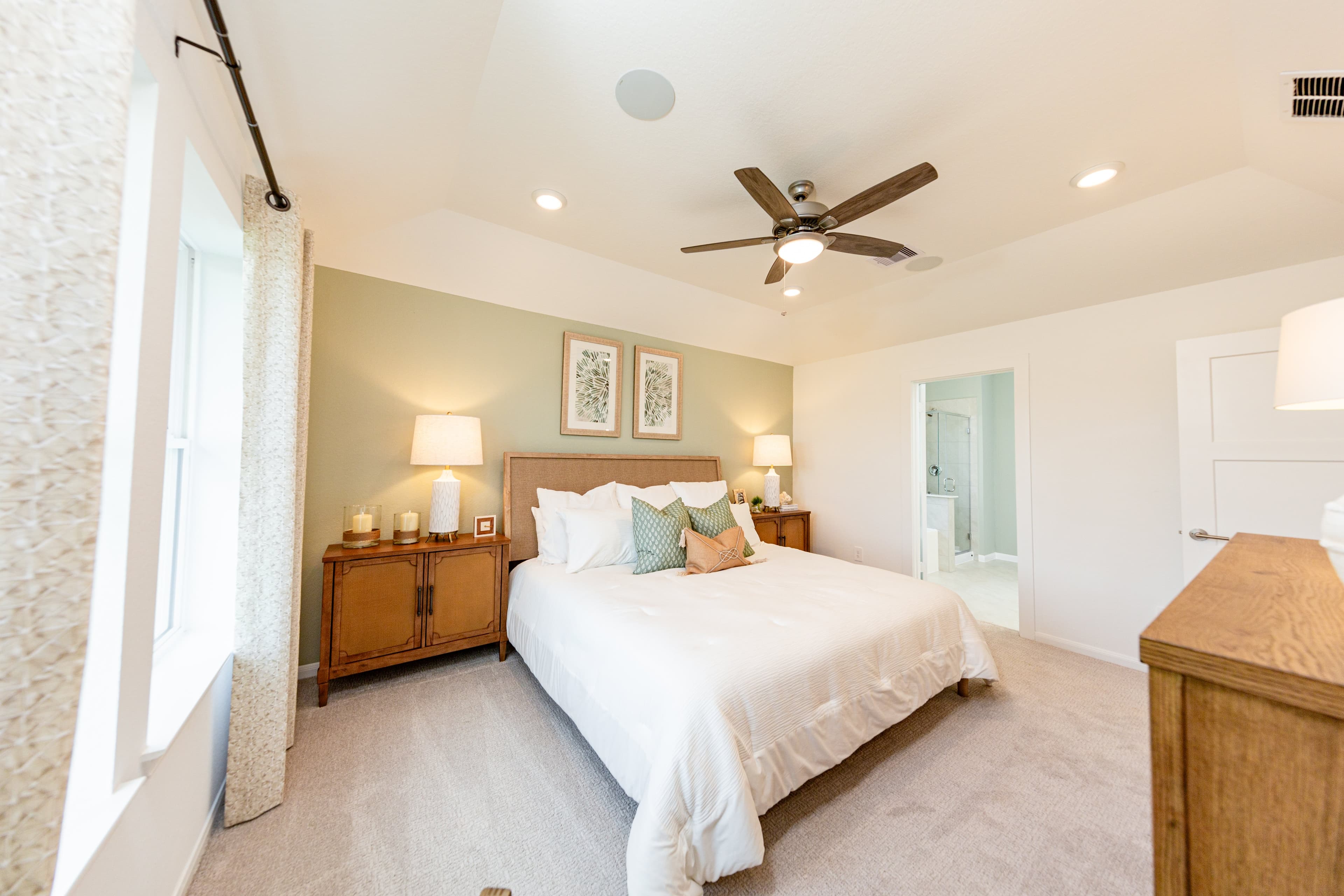 spacious primary bedroom with carpet and windows