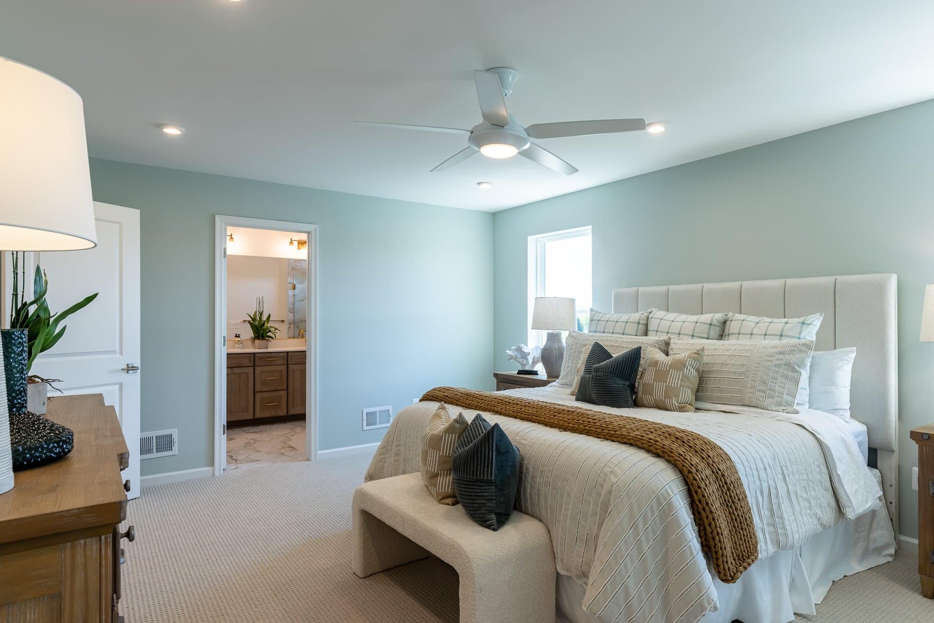 primary suite with carpet and a king-sized bed