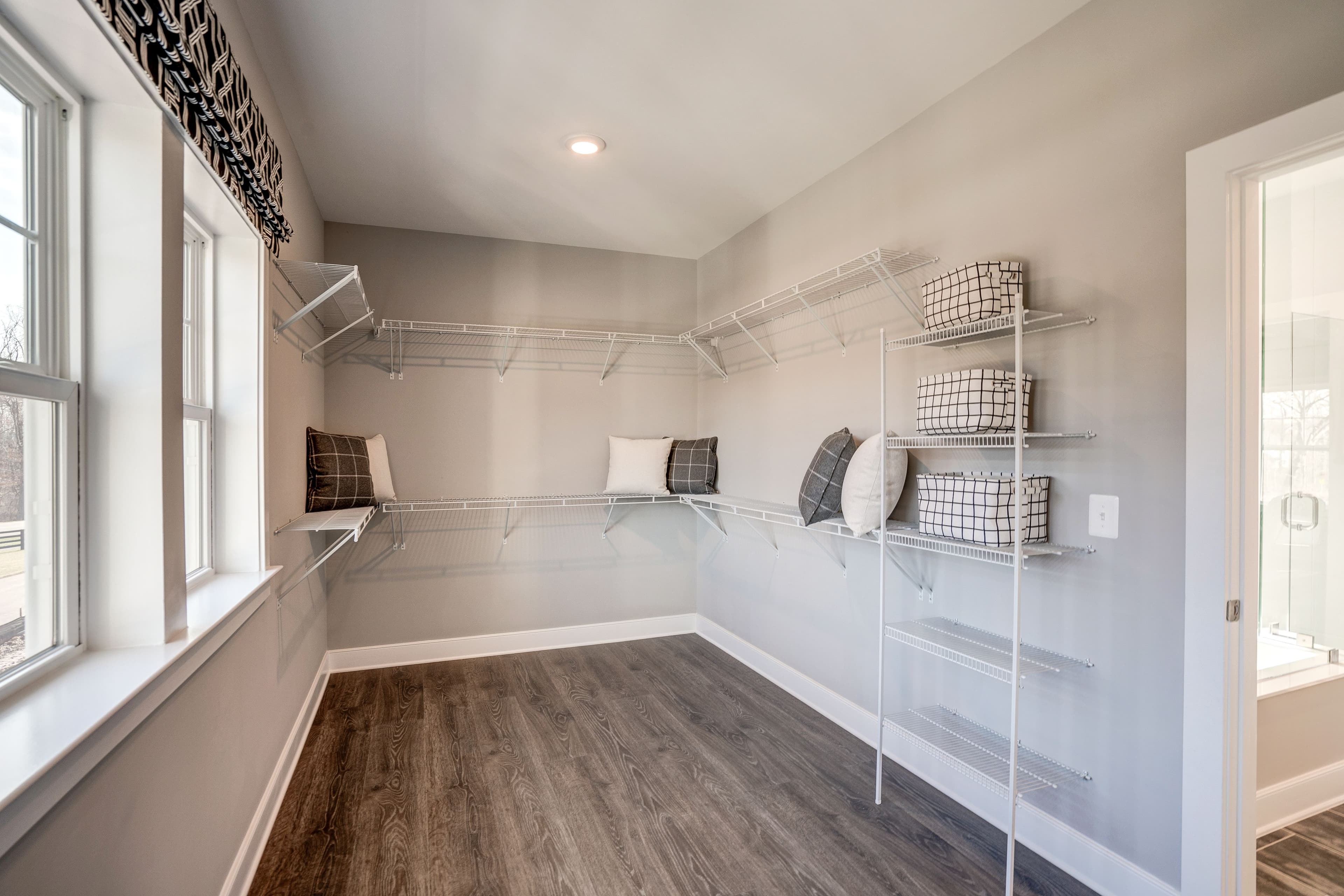 walk-in closet with wire shelving